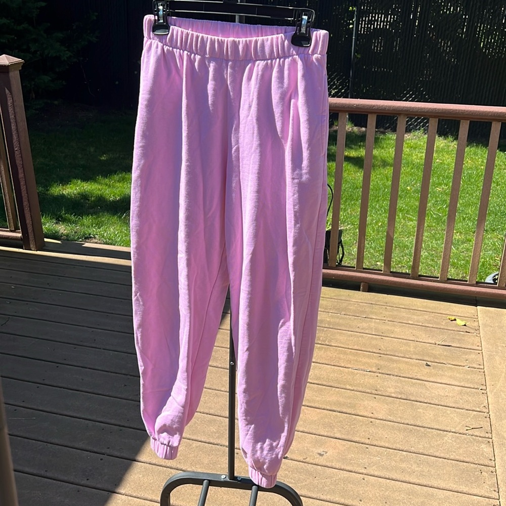 Cute pink sweatpants great fitting. Basic but cute